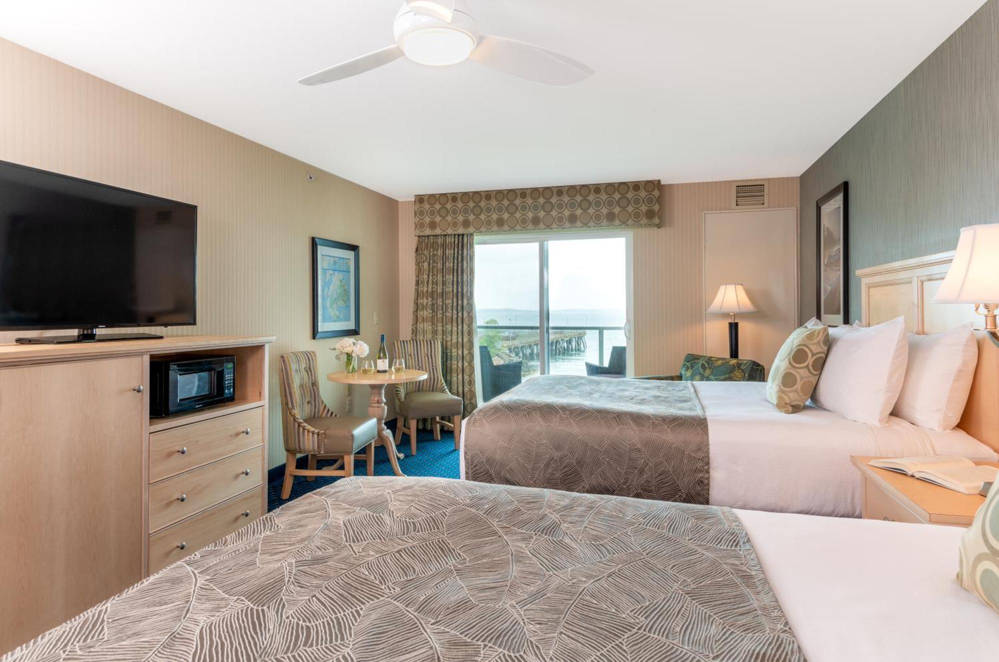 Zimmer mit 2 Queensize-Betten und Blick auf den Atlantik
